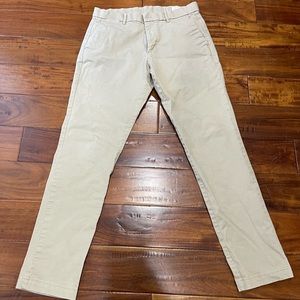 Men’s GAP khaki pants size 33 athletic style